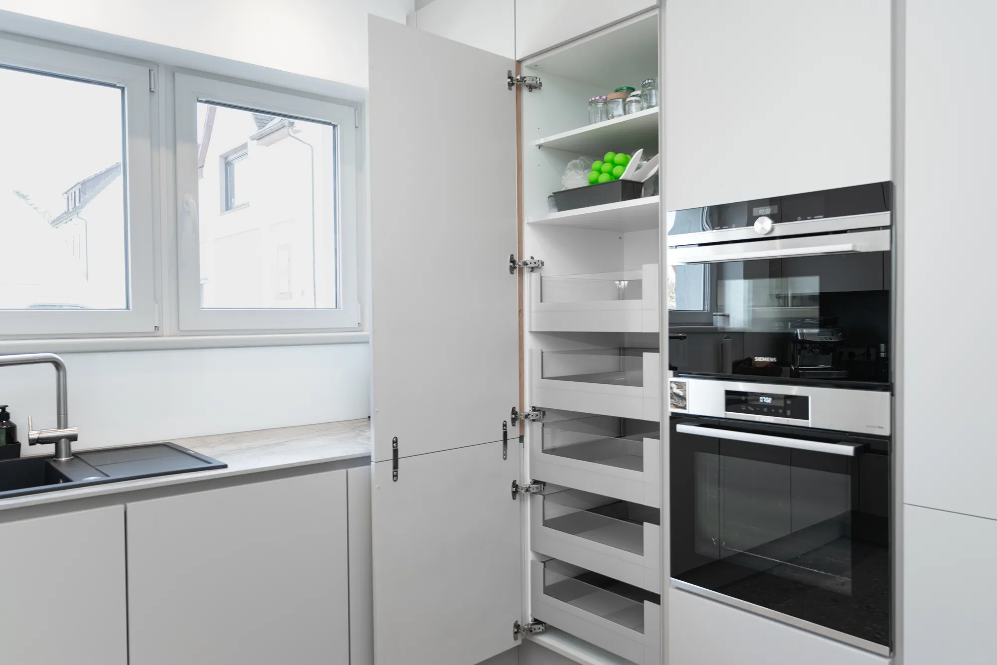 Hochwertige moderne Küche in Rödermark mit doppeltem Backofen und intelligentem Schubladensystem. Perfekt für passionierte Köche mit hohen Ansprüchen.