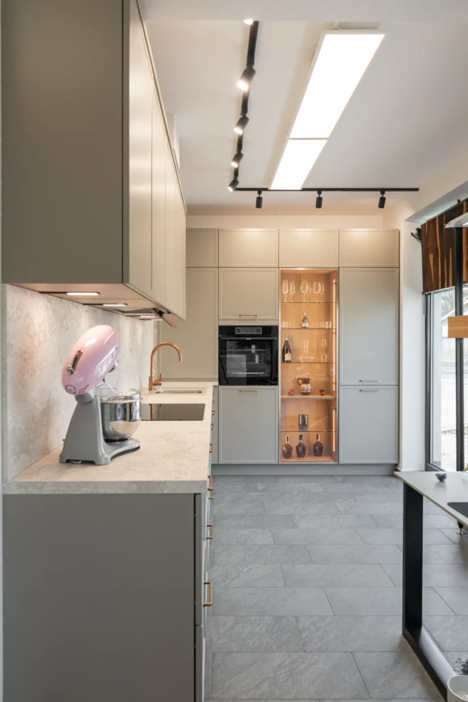 Moderne Küche mit durchgehender Arbeitsfläche und Glasvitrine