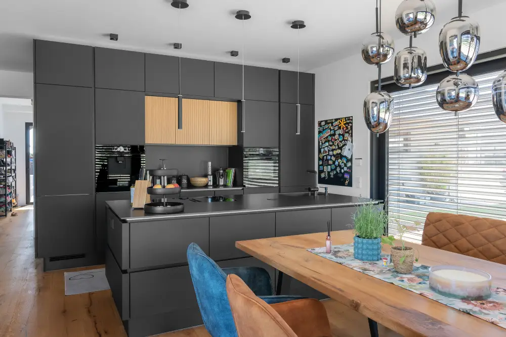 Die offene Küche mit Insel verbindet Design und Funktion in einem wohnlichen Ambiente.