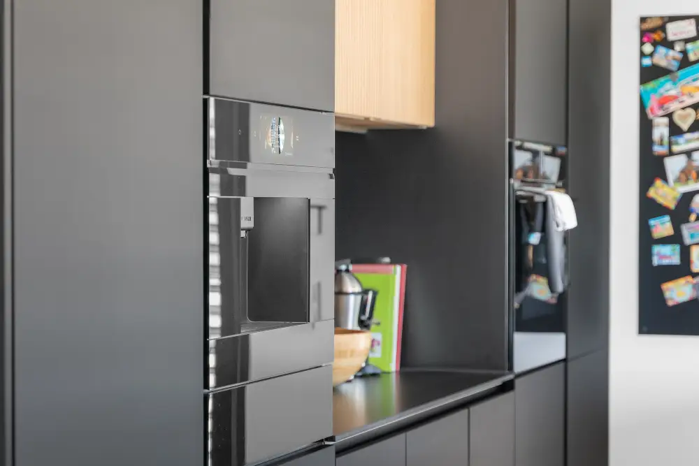 Die integrierte Bosch-Kaffeemaschine passt perfekt ins stilvolle Geräteensemble.