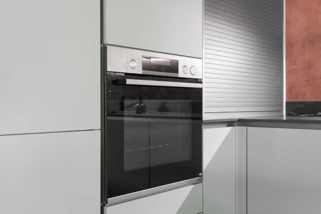 Bosch Einbaubackofen in ergonomischer Höhe, nahtlos integriert in die grifflose Nobilia Küchenfront.