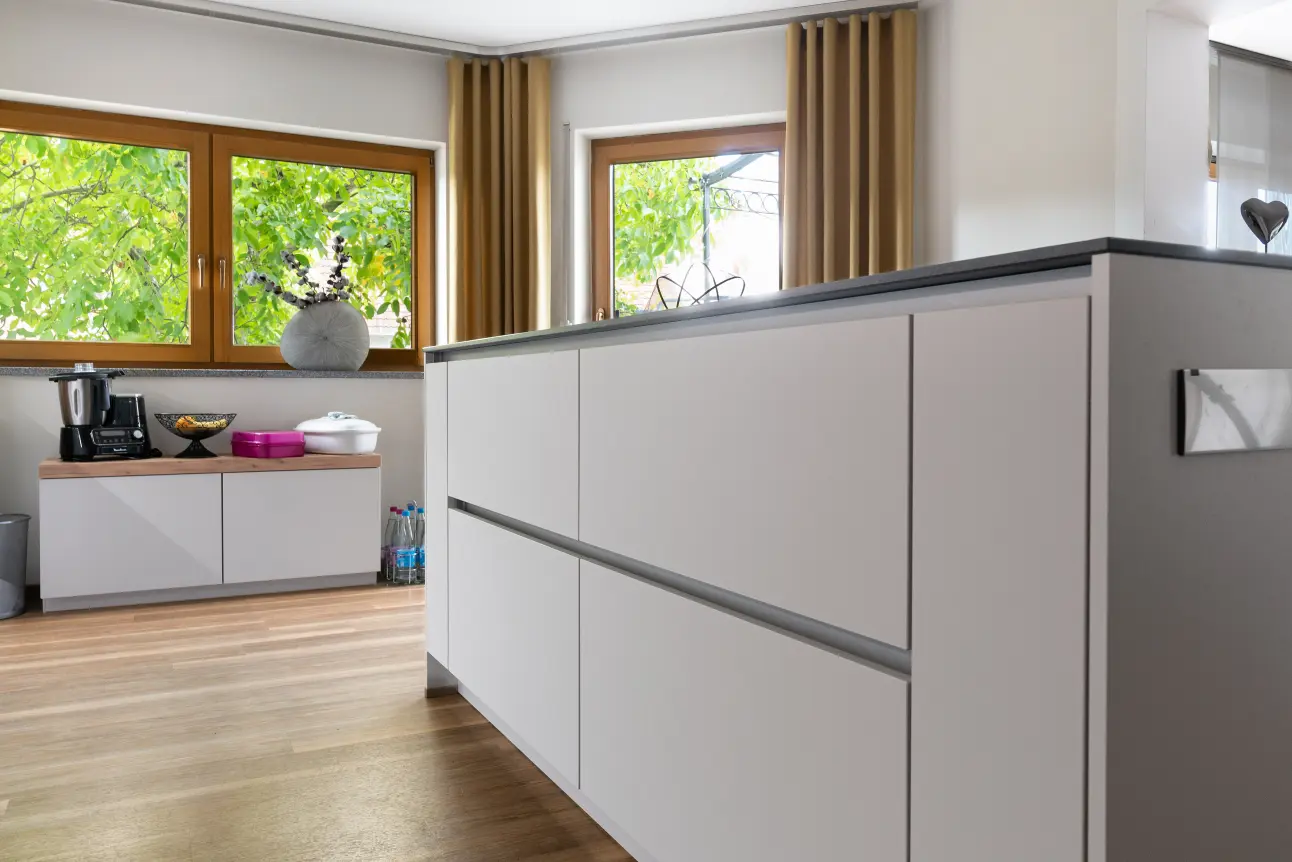 Geradlinige Insel mit grifflosem Design und eleganter Arbeitsplatte – perfekt für moderne Nobilia kueche