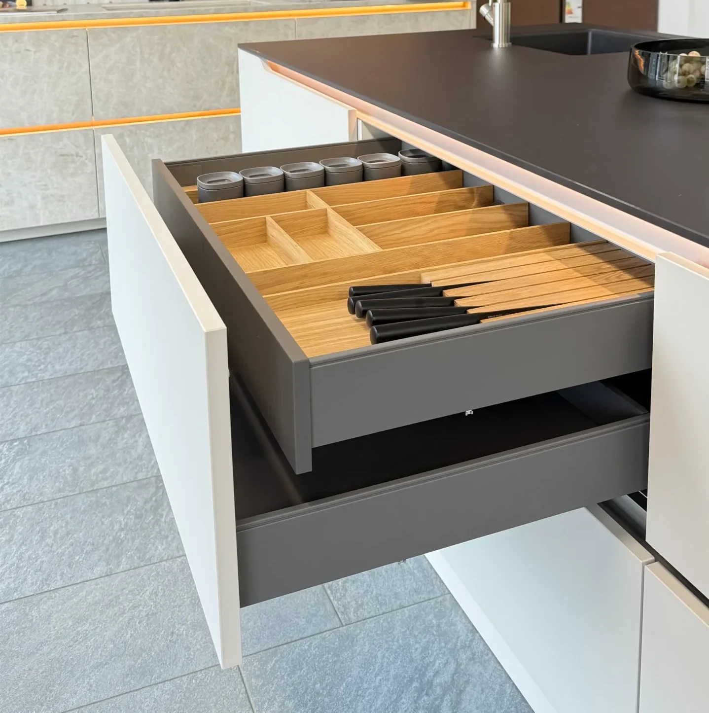 Innenschublade mit Besteckeinsatz – spart Platz und sorgt für Ordnung in der Küche.