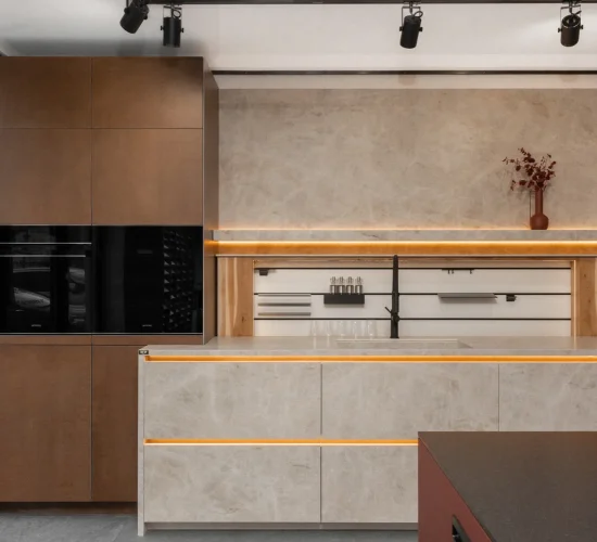 Munster-Küche mit modernen Arbeitsplatte Keramik Marazzi und LED-Beleuchtung im Küchenstudio Adam in Eppertshausen