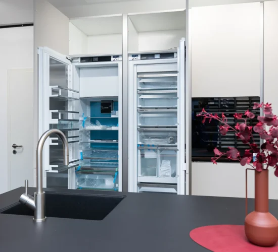 Große Kühl-Gefrier-Kombination in einer stilvollen Designküche.