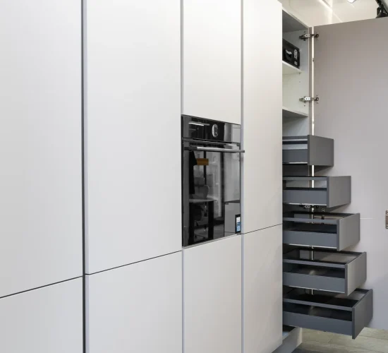 Schrankauszüge und Schubladen für maximalen Stauraum in der modernen Küche.