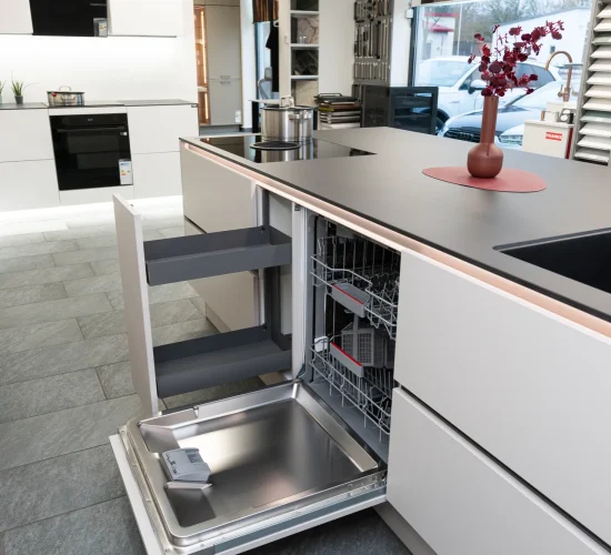 Kochinsel mit integrierter Spülmaschine und praktischen Stauraumlösungen.