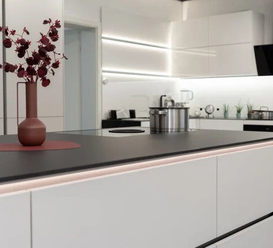 Hochwertige Küche mit großzügiger Kochinsel, LED-Beleuchtung und stilvollem Design.