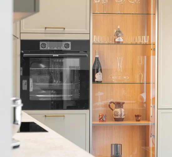 Hochschrank mit Glastür und stilvoller Glas- und Spirituosenaufbewahrung