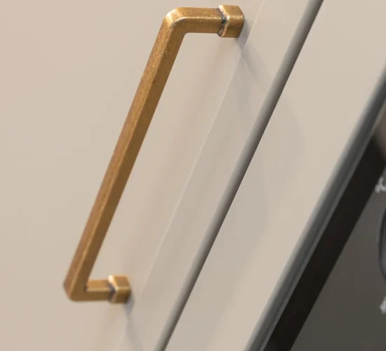 Nahaufnahme weiß lackierter Küchenschrankfront mit klassischem Design