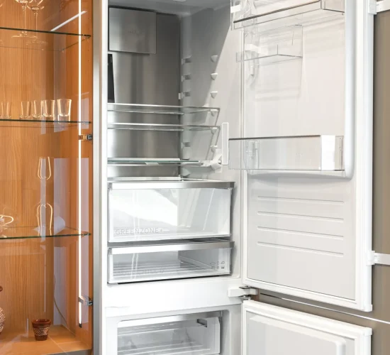 Offener Kühlschrank mit Glastüren und integriertem Gefrierteil in moderner Küche