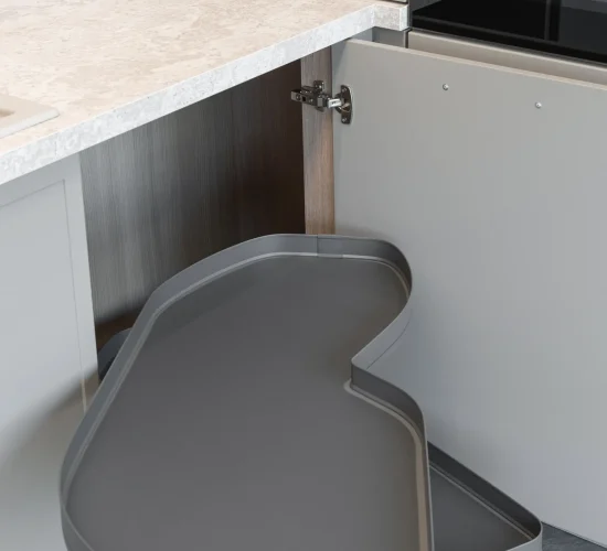 Eckschrank mit praktischem Auszugssystem in moderner Küche