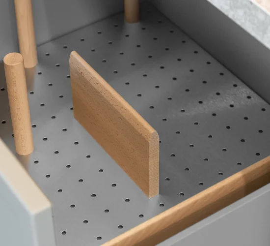 Schubladensystem mit Holzstiften zur flexiblen Trennung
