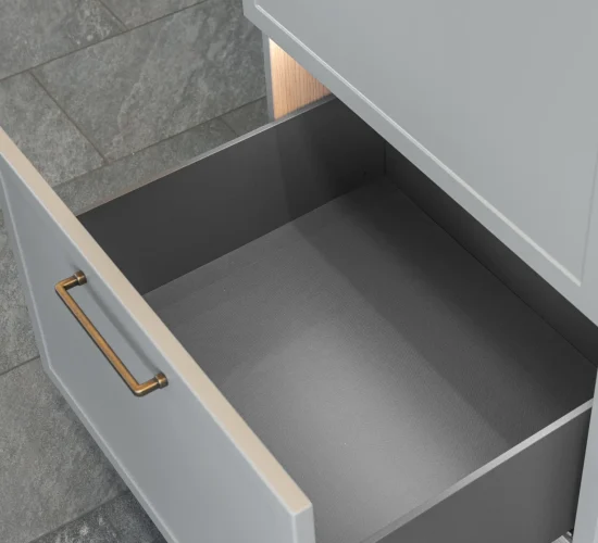 Leere Küchenschublade mit strukturierter Innenseite