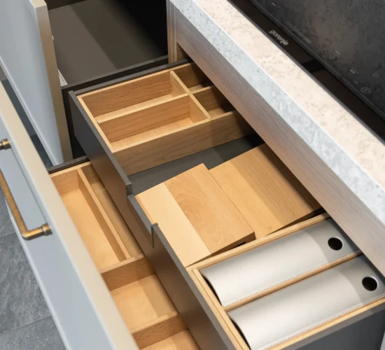 Organisierte Schublade mit Fächern für Küchenutensilien