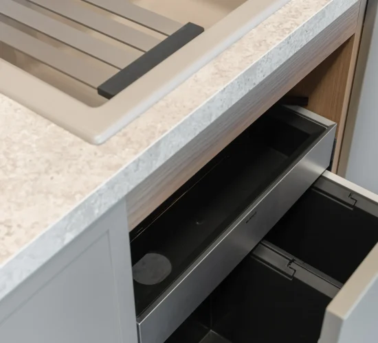Spülenunterschrank mit Mülltrennungssystem und Einzug
