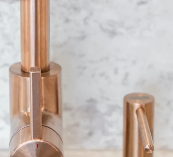 Nahaufnahme von hochwertiger Kupferarmatur von Franke